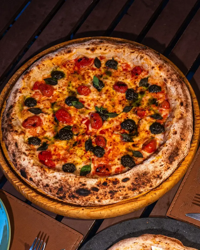 Sequência do Pizzaiolo na Bratza: pizzas servidas uma a uma no salão